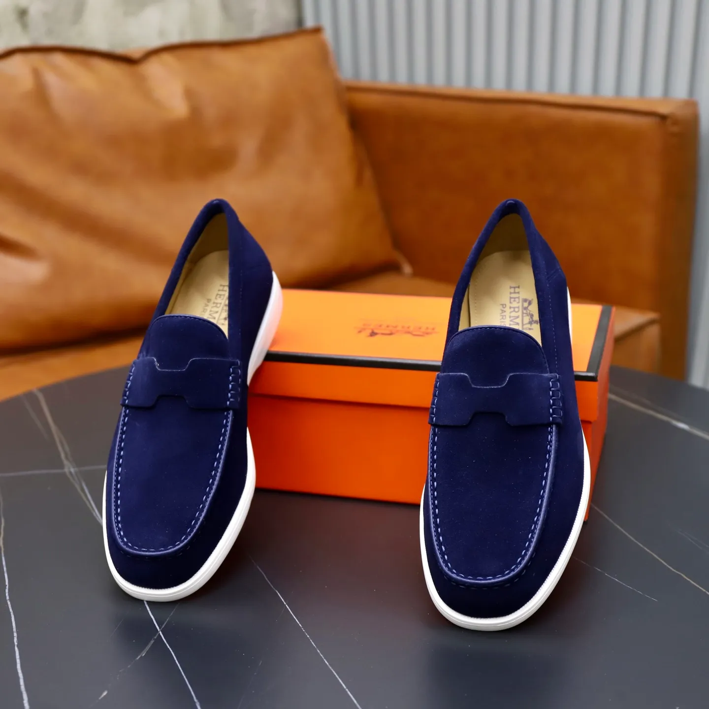 Ex-factory price: 540💰Hermès/Hermès slip-on men's shoes. This shoe is made of imported cow suede leather, with simple and smooth lines, and a 3CM rubber foam ultra-light sole combined with aerodynamic design! Youthful and fashionable, H button decoration, contrasting leather embellishment on the heel, calf lining to gently wrap your feet, with embossed logo cowhide feet, leather rock strips, casual and urban style, highlighting youthful vitality, sports and leisure version, super versatile Size number: 38-39-40-41-42-43-44 Standard leather shoe size (45 can be customized but does not support returns)